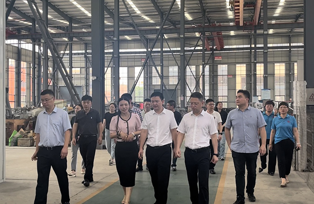 諸暨市市長(cháng)張昆侖、副市長(cháng)陳文進(jìn)一行領(lǐng)導來(lái)我司調研-浙江鵬鳴游樂(lè )設備有限公司