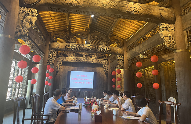 熱烈慶祝鵬鳴游樂(lè )設備有限公司與紹興文理學(xué)院建立“產(chǎn)學(xué)研合作基地”授牌儀式舉行-浙江鵬鳴游樂(lè )設備有限公司